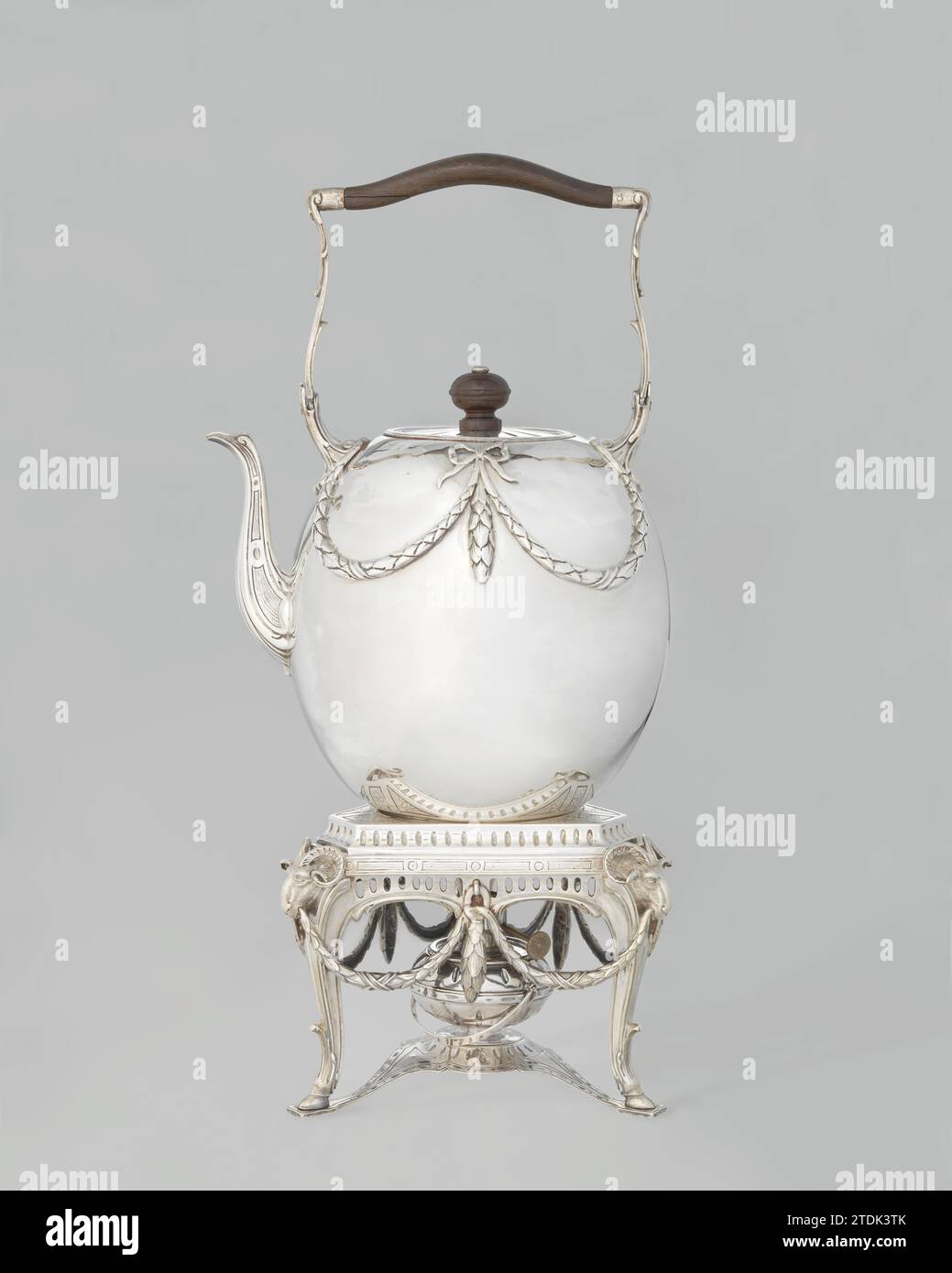 Brander van Komfoor, Martinus Logerath, 1772 Burner van Komfoor van Zilver. Amsterdam Silber (Metall). Purpleheart (Holz) Brenner van Komfoor van Zilver. Amsterdam Silber (Metall). Purpleheart (Holz) Stockfoto