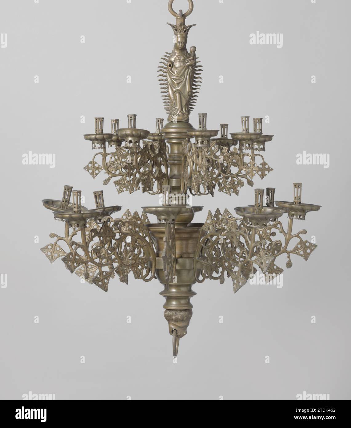 Arm mit Kerzenhalter aus Kerzenkrone von zwei Höhen mit je acht Armen, ca. 1525 - ca. 1550 Kerzenarm, der zu einer Kerzenkrone von zwei Höhen gehört, mit maria-Figur oben. Der Arm ist zweimal gebeugt und mit vier Trauben und fünf Weinblättern verziert. Der runde Fettfänger ist unten mit Fischblase-Motiven verziert und hat in der Mitte einen ausgezeichneten Rand aus Kreuzblumen, der die Platzierung am Arm verdeckt. Der Kerzenhalter ist sechs flach, geöffnet, auf drei vertikalen Stilen platziert und auf einen Gewindevorsprung übertragen. Das ist der siebte Arm des oberen Rings, Nummer Stockfoto Arm mit Kerzenhalter aus Kerzenkrone von zwei Höhen mit je acht Armen, ca. 1525 - ca. 1550 Kerzenarm, der zu einer Kerzenkrone von zwei Höhen gehört, mit maria-Figur oben. Der Arm ist zweimal gebeugt und mit vier Trauben und fünf Weinblättern verziert. Der runde Fettfänger ist unten mit Fischblase-Motiven verziert und hat in der Mitte einen ausgezeichneten Rand aus Kreuzblumen, der die Platzierung am Arm verdeckt. Der Kerzenhalter ist sechs flach, geöffnet, auf drei vertikalen Stilen platziert und auf einen Gewindevorsprung übertragen. Das ist der siebte Arm des oberen Rings, Nummer Stockfoto