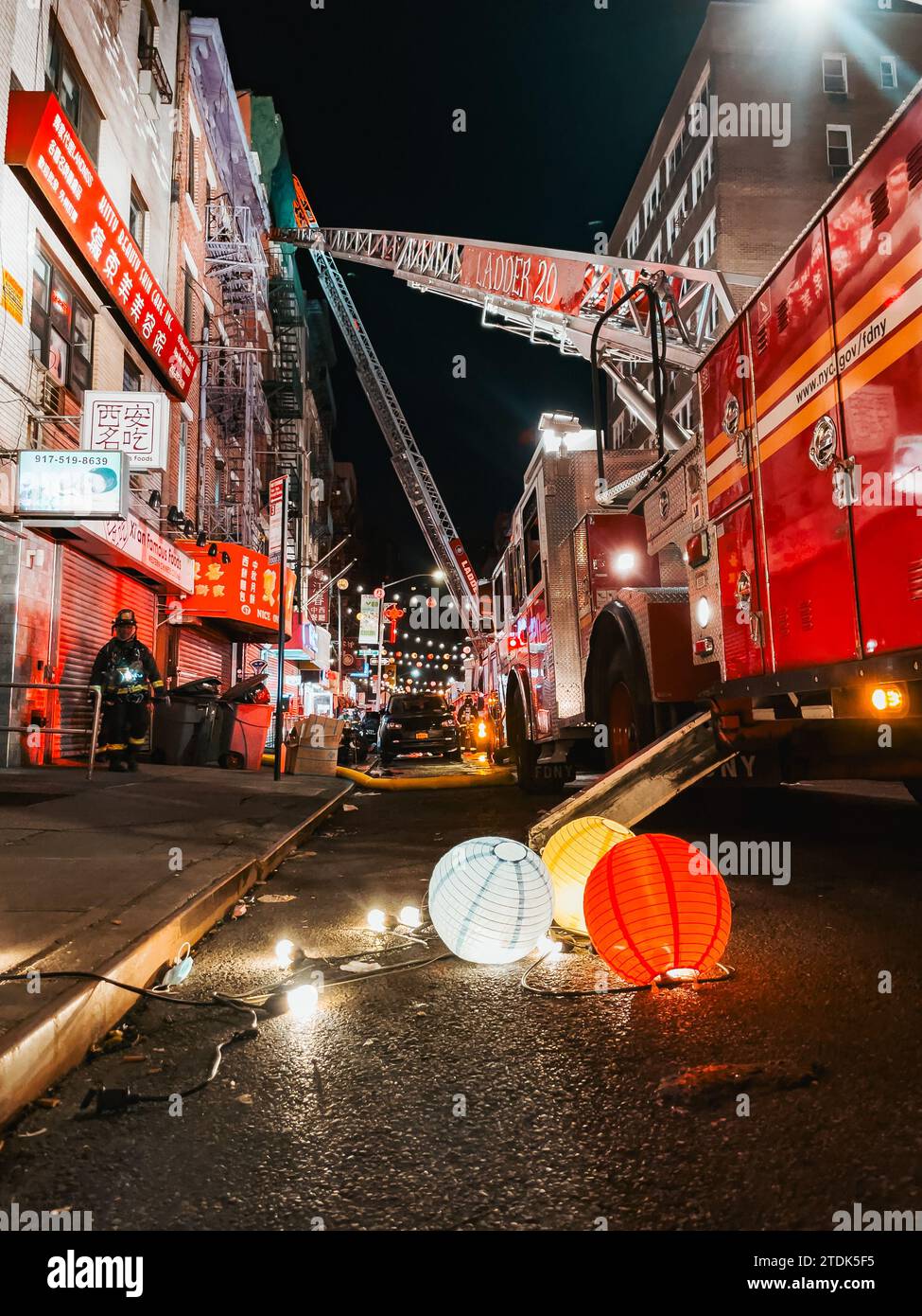 Chinesische Laternen lagen auf dem Boden in Chinatown, NYC, nachdem sie entfernt wurden, damit ein FDNY-Lkw seine Leiter ausfahren konnte, während er einen Brand bekämpfte Stockfoto