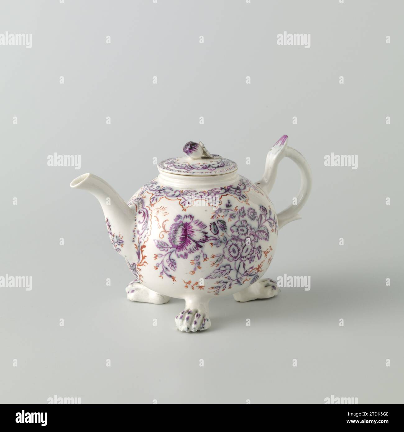 Teekanne auf drei Klauenbeinen, bemalt mit Blumenzweigen, Manufaktur Oud-Loosdrecht, ca. 1774 - ca. 1778 Porzellan-Teekanne, rund, auf drei Klauenbeinen. Eine Frucht mit Blatt dient als Deckelknopf. Lackiert in Unterlagsblau mit Blumenzweigen, die in Rot und Lila überstrichen sind. Loosdrecht Porzellan Teekanne aus Porzellan, rund, auf drei Klauenbeinen. Eine Frucht mit Blatt dient als Deckelknopf. Lackiert in Unterlagsblau mit Blumenzweigen, die in Rot und Lila überstrichen sind. Loosdrecht Porzellan Stockfoto