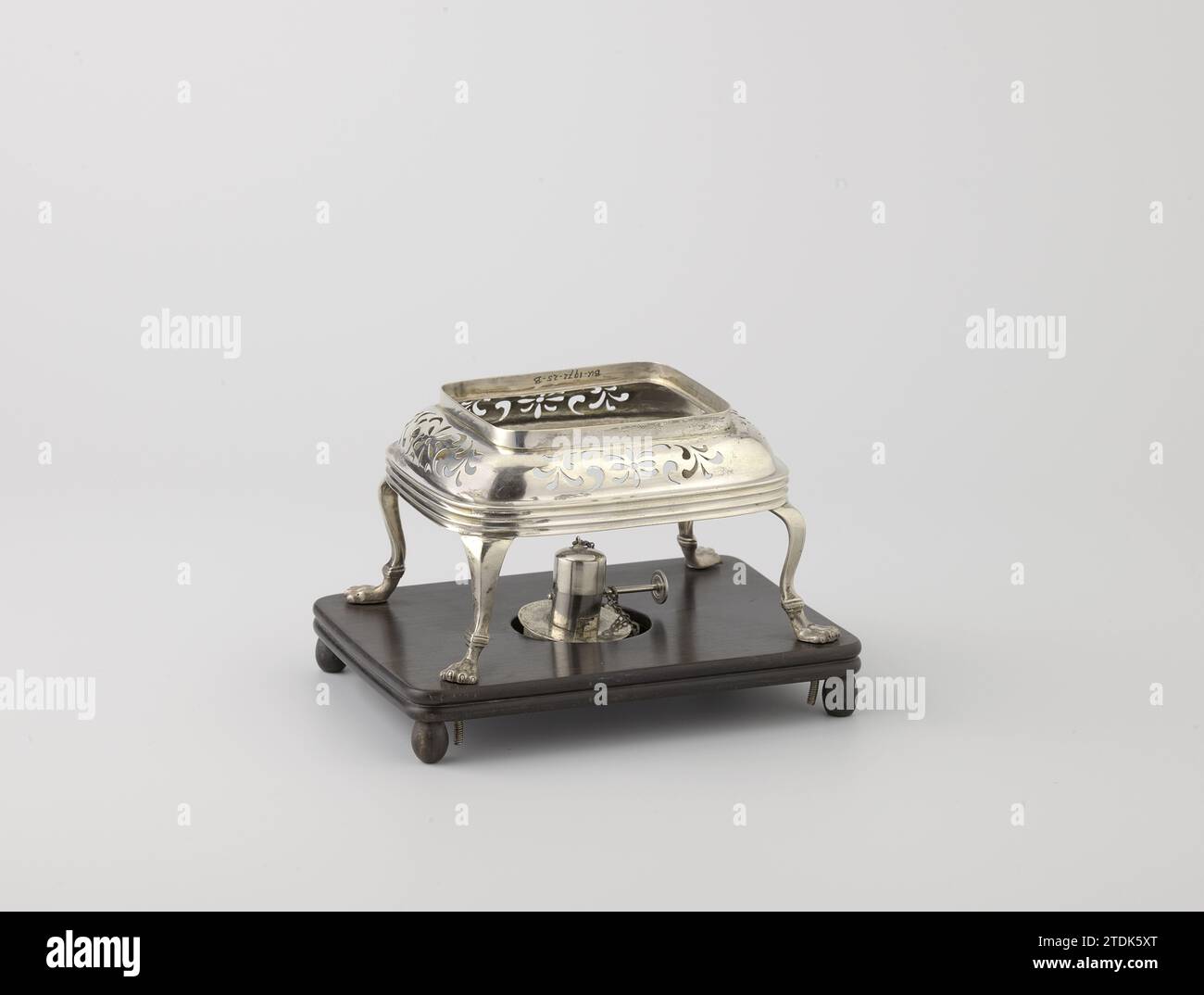 Komfoor, gehört zu Koffiekan, auf vier Vogelkrallenbeinen, Anonym, 1839 silberfarbener Komfoor. Der Rest auf vier hoch gebogenen Beinen auf Vogelkrallen. Der Mahlvorgang hat eine offene Wand mit Blumen- und Blattmotiven und einen glatten geraden oberen Rand, in den die rechte Basis des Topfes passt. Niederlande Silber (Metall). Holz (Pflanzenmaterial) silbrig Komfoor. Der Rest auf vier hoch gebogenen Beinen auf Vogelkrallen. Der Mahlvorgang hat eine offene Wand mit Blumen- und Blattmotiven und einen glatten geraden oberen Rand, in den die rechte Basis des Topfes passt. Niederlande Silber (Metall). Holz (pflanzliches Material) Stockfoto