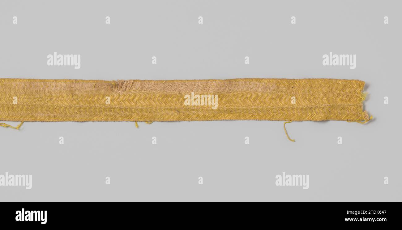Passage von Leinen und gelber Seite im Zickzackmuster, anonym, ca. 1700 - ca. 1899 Passage von Leinen und gelber Seite in einem Muster paralleler Linien im Zickzackmuster. Objekt gemäß BK-NM-12186-22. Seide Europa. Leinen (Material) Passage von Leinen und gelber Seite in einem Muster paralleler Linien in einem Zickzackmuster. Objekt gemäß BK-NM-12186-22. Seide Europa. Leinen (Material) Stockfoto