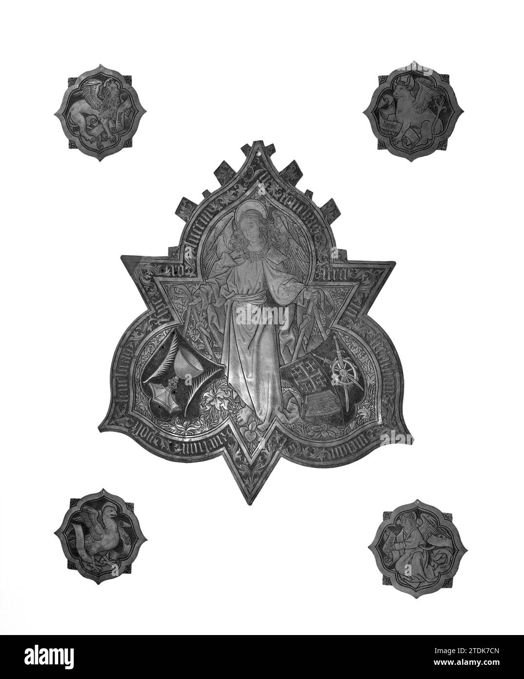 Fünf Aufzeichnungen vom Grabstein von Gijsbert Willemsz. Raet in Gouda, Anonym, um 1511 die fünf Tafeln sind gegossen und ausgeschnitten und graviert Darstellungen, die ursprünglich ganz oder teilweise eingefärbt waren. Der mittlere Teil besteht aus einem Dreieck, das auf einem Punkt platziert ist, dessen Seiten durch akkoladefarbene Bögen unterbrochen wurden. Auf dem Feld wird ein gestauter Engel vor einem vegetativen Hintergrund und mit Aureool um den Kopf gezeigt. Mit Hilfe von Gürteln hält er zwei Wappen. Die richtige Waffe wird geteilt: 1. In Rot das heilige Grab mit einem Jerusalem-Kreuz. 2. Permin a Catharinarad, Kreuzfertiger mit Stockfoto