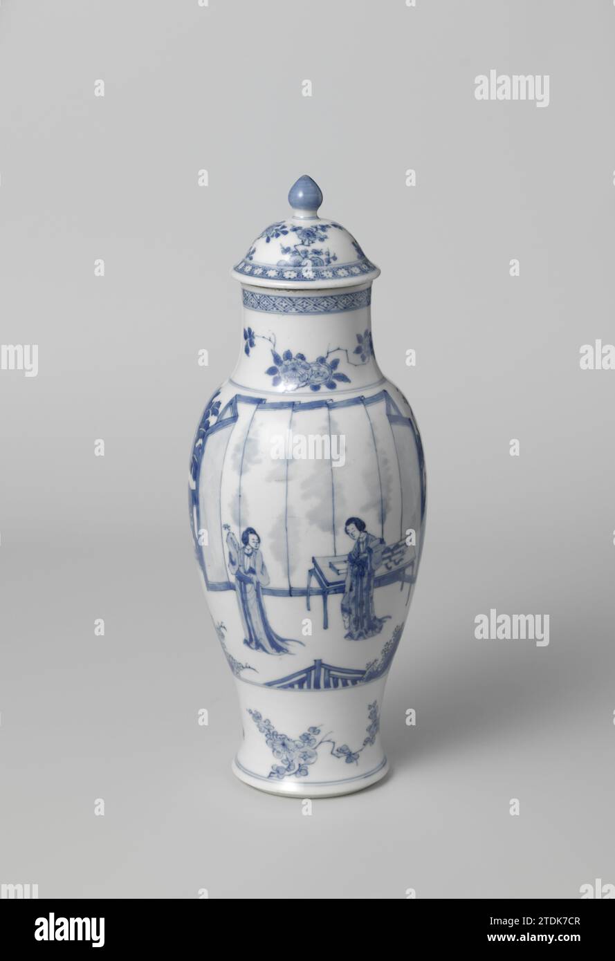 Balusterüberzogene Vase mit Frauen in einem umzäunten Garten, anonym, ca. 1700 - ca. 1724 Balus-förmiges, schlankes Deckelglas aus Porzellan mit weitem Hals, in Unterglasurblau bemalt. An der Wand auf der einen Seite zwei Frauen (lange Lippen) in einem umzäunten Garten mit jeweils einem Zweig in der Hand; auf der anderen Seite zwei Frauen an einem Tisch für einen großen Bildschirm, eine mit einem Ventilator und die andere mit einem Zweig in der Hand; zwei Blütenzweige um den Fuß, zwei Blütenzweige um den Hals, die Kante mit einem Reifenservice. Blau Weiß. Porzellan. Glasur. Kobalt-(Mineral-)Malerei / Glasur Balusförmiger, schlanker Deckelbecher aus Porzellan Stockfoto