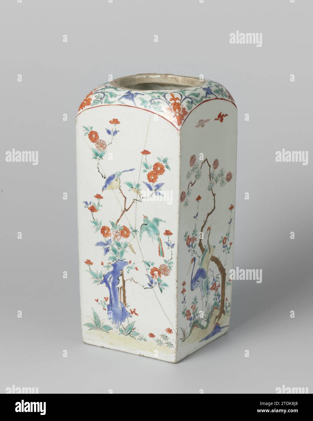 Quadratische Flasche mit den "drei Freunden", Vögel und Blumenrollen, anonym, ca. 1670 - ca. 1690 quadratische Flasche Porzellan, auf der Glasur in blau, rot, grün, gelb, braun, schwarz und Gold. An jeder Wand zwei Vögel (einschließlich Kran) auf oder mit einem blühenden Baum in der Nähe eines Felsens, von denen einer der „drei Freunde des Winters“ (Kiefer, Bambus, prunus) und auf der vierten eine Chrysantheme auf drei Seiten. Auf der Schulter blüht die Reben mit einem Vogel. Altes Etikett auf der Unterseite mit „Collection Westendorp/139“. Aufschrift auf der Unterseite mit „A“. Einige Risse in der Wand; der Hals ist geschliffen. Arita, Kakiemon. Stockfoto
