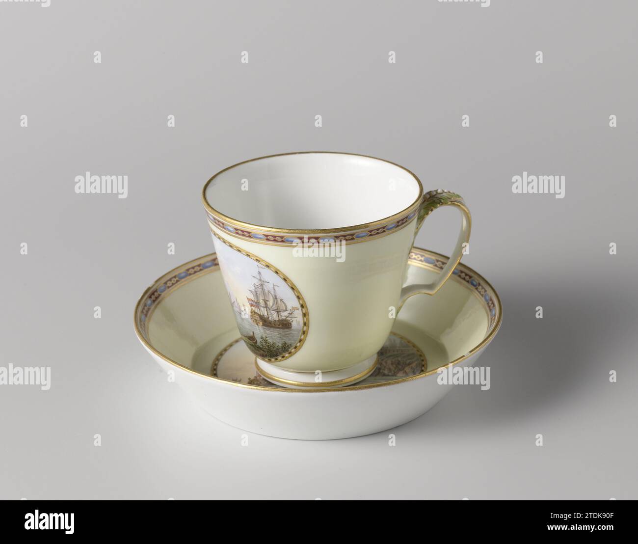 Kopf, mehrfarbig bemalt mit Hafengesicht, Meissener Porzellan Manufaktur, 1804 Porzellankopf, bemalt mit Hafengesicht in einem Oval, das in gelbem Schaft aufbewahrt wird. Der Kopf ist markiert. Schwimmendes Porzellan Porzellan Kopf, bemalt mit einer Hafenfläche in einem Oval, das in einem gelben Schaft aufbewahrt wird. Der Kopf ist markiert. Schweben Sie Porzellan Stockfoto