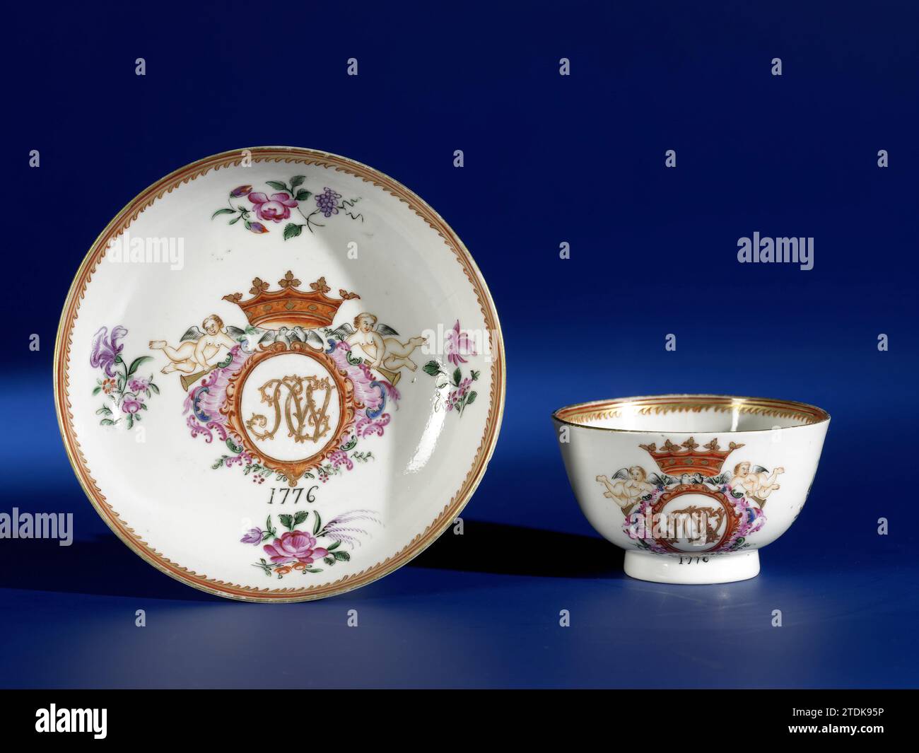 Tasse und Untertasse mit einem gekrönten Monogramm und Blumensprays, anonym, 1776 Porzellankopf und Untertasse, auf der Glasur gemalt in blau, rot, rosa, grün, lila, schwarz und Gold. Auf der Ebene ein gekröntes Monogramm "S.C.W.", flankiert von Engeln mit einer Trompete. Unter dem Monogramm das Datum '1776'. Vier Blumenzweige an der Wand. Die Innenkante mit einem dekorativen Band. Altes Etikett auf der Unterseite mit "S.C.W. (British Museum)". Ein Riss in der Kopfwand. Waffenporzellan mit E-Mail-Farben. Porzellan. Glasur. Gold (Metall) Malerei / Vergoldung / Vitrifikation Porzellankopf und Untertasse, gemalt auf dem glaz Stockfoto