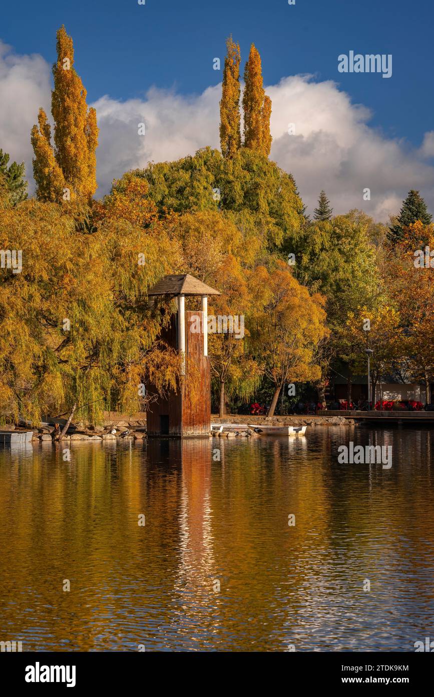 Puigcerdà Teich im Herbst mit Farbwechsel in den Bäumen (Cerdanya, Girona, Katalonien, Spanien, Pyrenäen) ESP: Lago de Puigcerdà en otoño (Gerona) Stockfoto