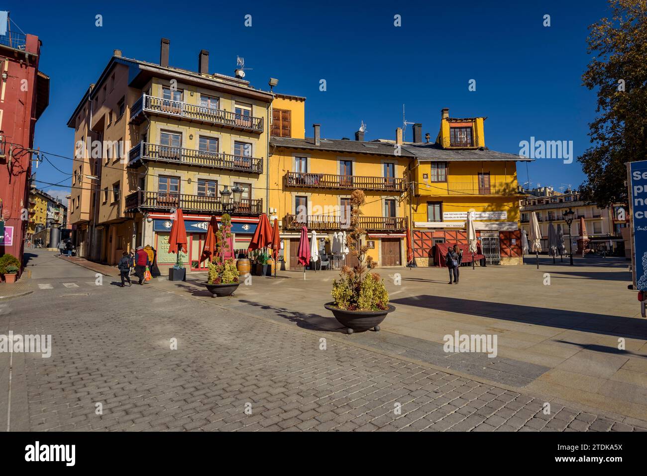 Platz Santa Maria und ein Gedenkobelisk im Zentrum von Puigcerdà (Cerdanya, Girona, Katalonien, Spanien, Pyrenäen) Stockfoto