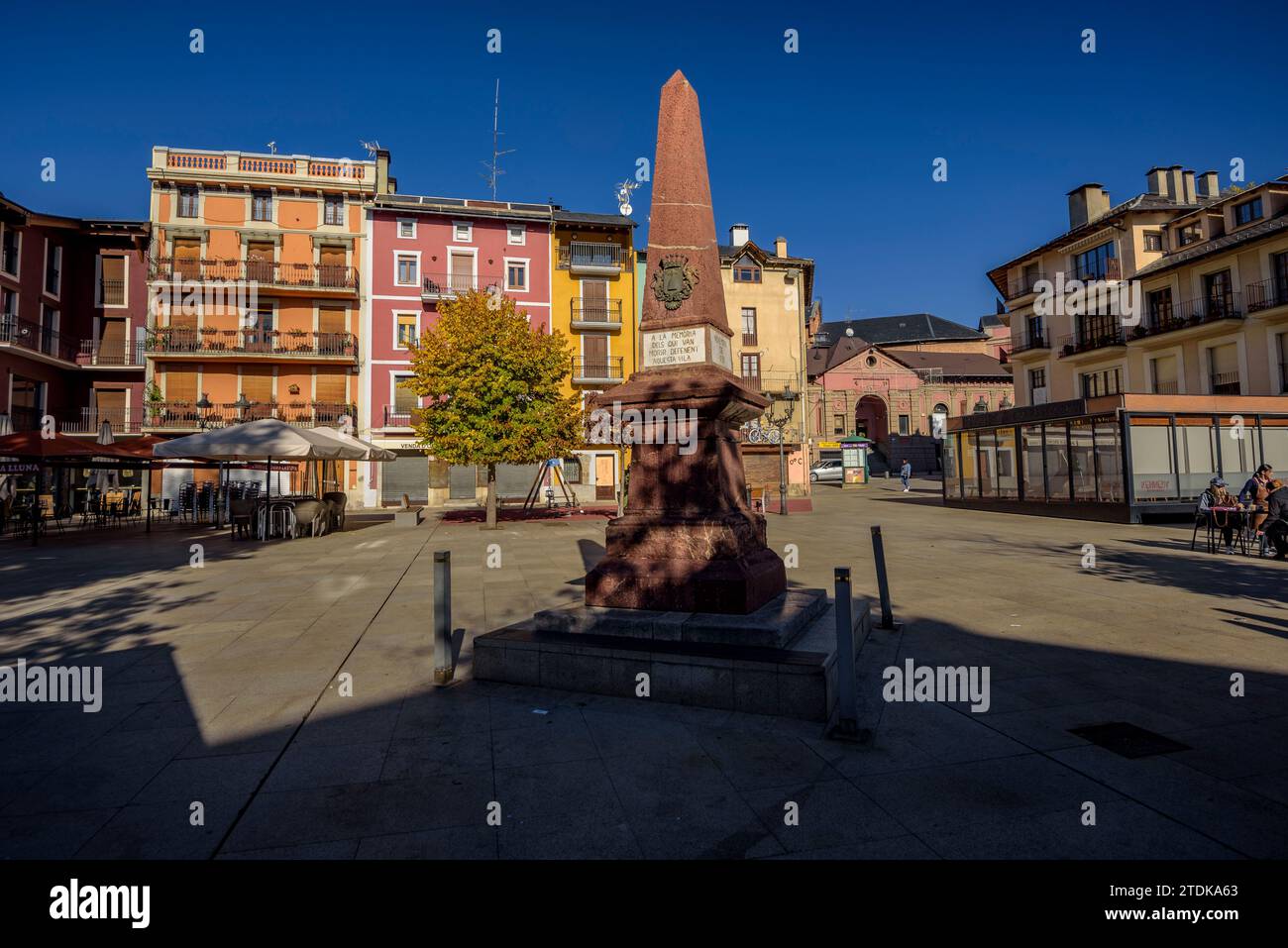 Platz Santa Maria und ein Gedenkobelisk im Zentrum von Puigcerdà (Cerdanya, Girona, Katalonien, Spanien, Pyrenäen) Stockfoto