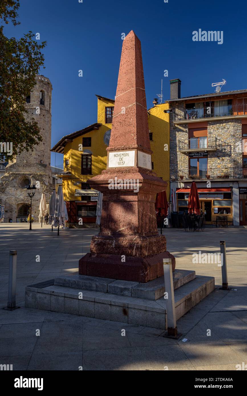 Platz Santa Maria und ein Gedenkobelisk im Zentrum von Puigcerdà (Cerdanya, Girona, Katalonien, Spanien, Pyrenäen) Stockfoto