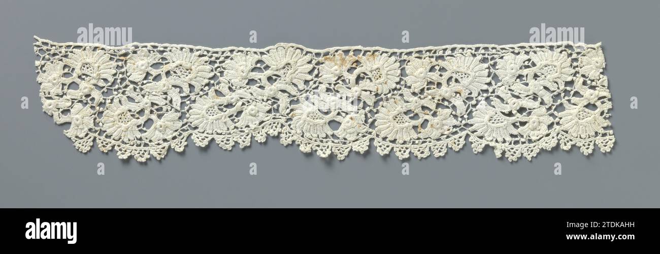 Streifen häkelte Seite mit fächerförmigen Blüten, anonym, ca. 1890 - ca. 1909 Streifen naturfarbene irische Häkelseite. Muster mit fächerförmigen Blüten mit Stielen und gehäkeltem unregelmäßigem Netzboden mit Pikots. Die Oberseite ist mit einem Lineal versehen. Die halbkreisförmigen Skulpturen am unteren Rand sind mit pikotierten Bögen versehen. Irische Baumwolle (Textil) Streifen mit naturfarbener irischer Häkelseite. Muster mit fächerförmigen Blüten mit Stielen und gehäkeltem unregelmäßigem Netzboden mit Pikots. Die Oberseite ist mit einem Lineal versehen. Die halbkreisförmigen Skulpturen an der unteren Kante sind trimmt Stockfoto