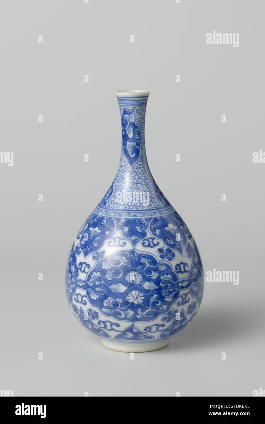 Birnenförmige Flaschenvase mit Paneelen mit Lotusrollen, anonym, ca. 1700 - ca. 1724 Flaschenförmige Vase aus Porzellan, der birnenförmige Korpus gründlich im schmalen Hals, in Unterglasurblau bemalt. An der Wand vier miteinander verbundene, gelappte Kartuschen, gefüllt mit Blau mit Lotosreben, darin gespeichert; den Fuß und um die Schulter ein Band mit Ruyi-Motiven, das durch ein schmales Band mit geometrischen Mustern hervorgerückt wird; der Hals mit einem geometrischen Motiv mit vier gelappten Kartuschen mit Zetteln. Auf der Unterseite mit einem artemisia-Blatt gekennzeichnet. Blau Weiß. Porzellan. Glasur. Kobalt (Mineral) Stockfoto