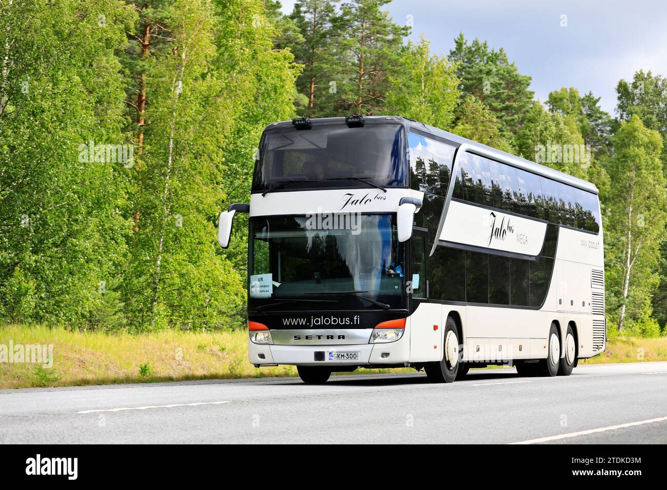 Der weiße zweigeschossige Setra S431DT-Bus von Jalobus Oy befördert die Passagiere des VR-Zuges während der Elektrifizierung der Strecke. Raasepori, FI. 7., 23. Juli Stockfoto