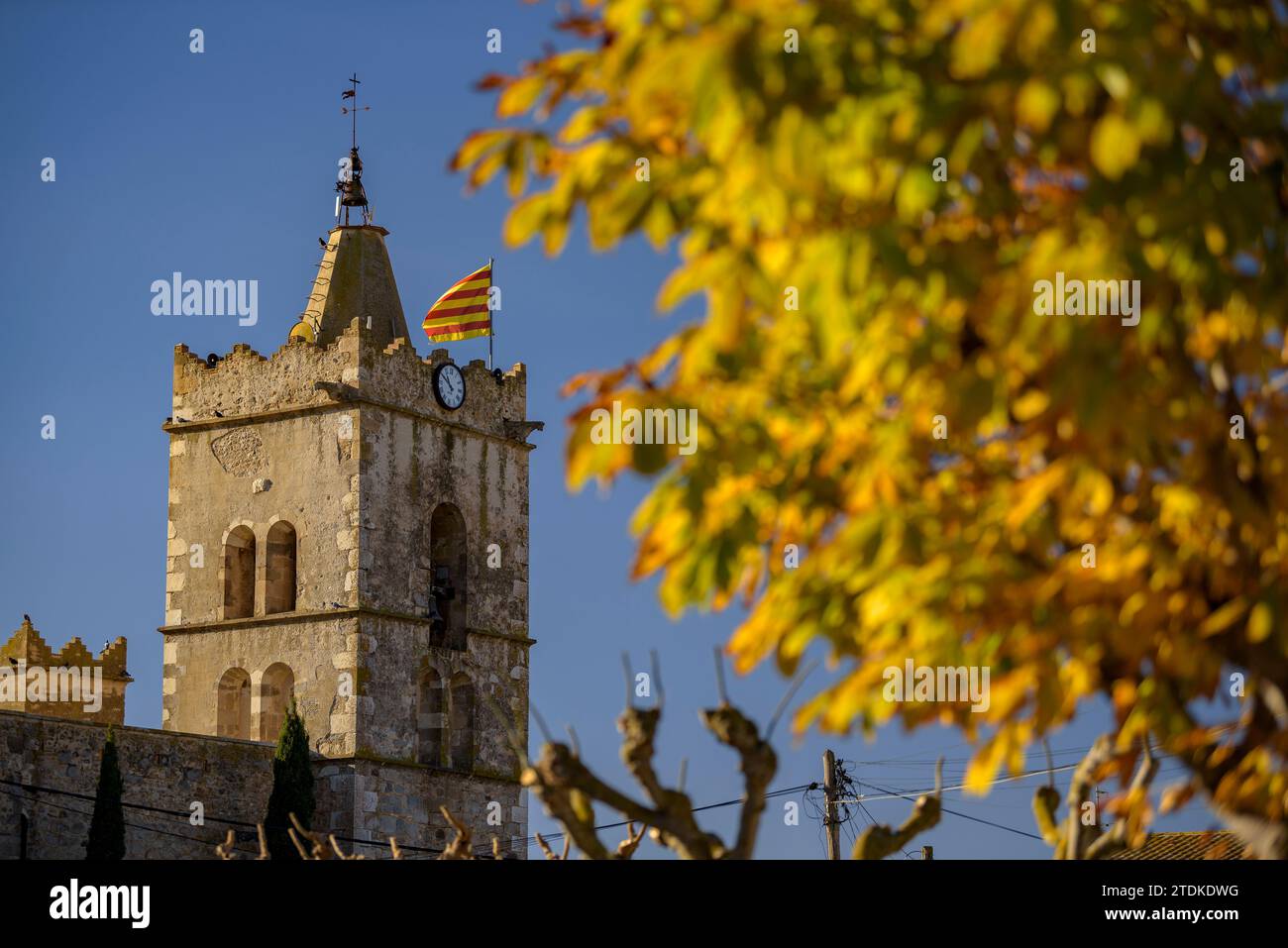 Kirche Sant Julià i Santa Basilissa de Fortià an einem Herbstmorgen (Alt Empordà, Girona, Katalonien, Spanien) Stockfoto