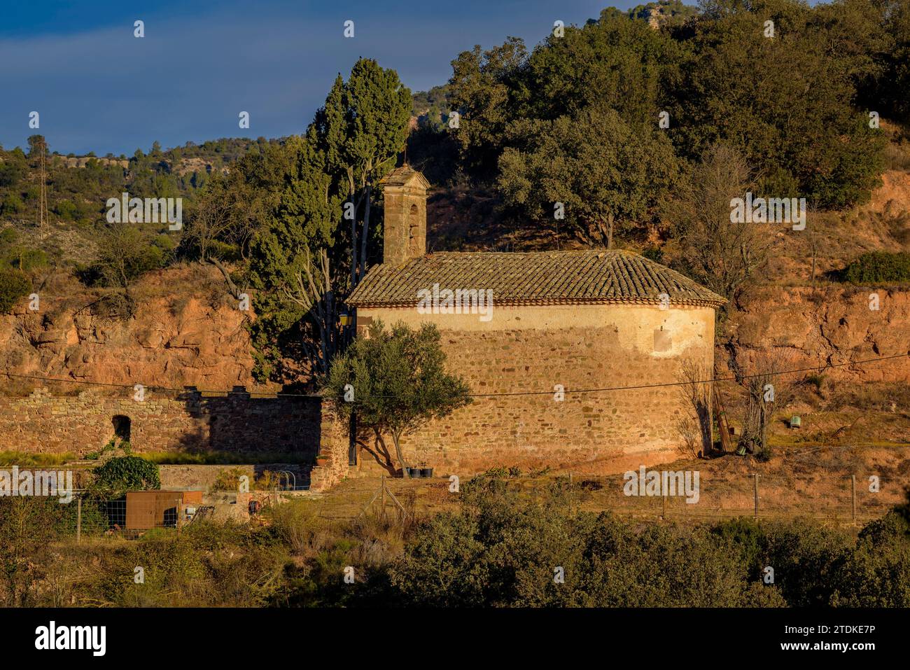 Bauernhäuser und Eremiten in der Nähe des Dorfes Rellinars (Vallès Occidental, Barcelona, Katalonien, Spanien) ESP: Casas y ermitas de payés en Rellinars Stockfoto