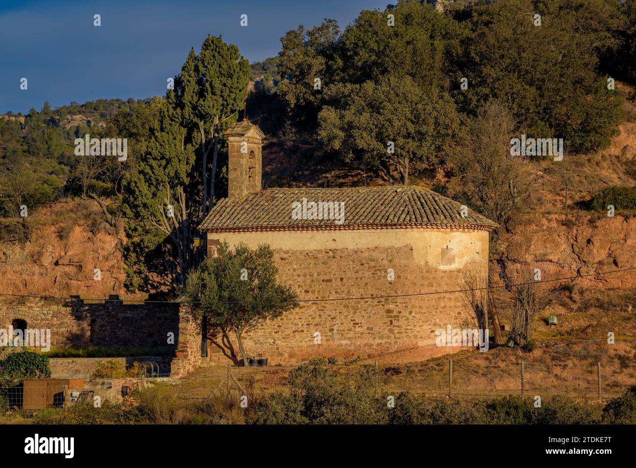 Bauernhäuser und Eremiten in der Nähe des Dorfes Rellinars (Vallès Occidental, Barcelona, Katalonien, Spanien) ESP: Casas y ermitas de payés en Rellinars Stockfoto