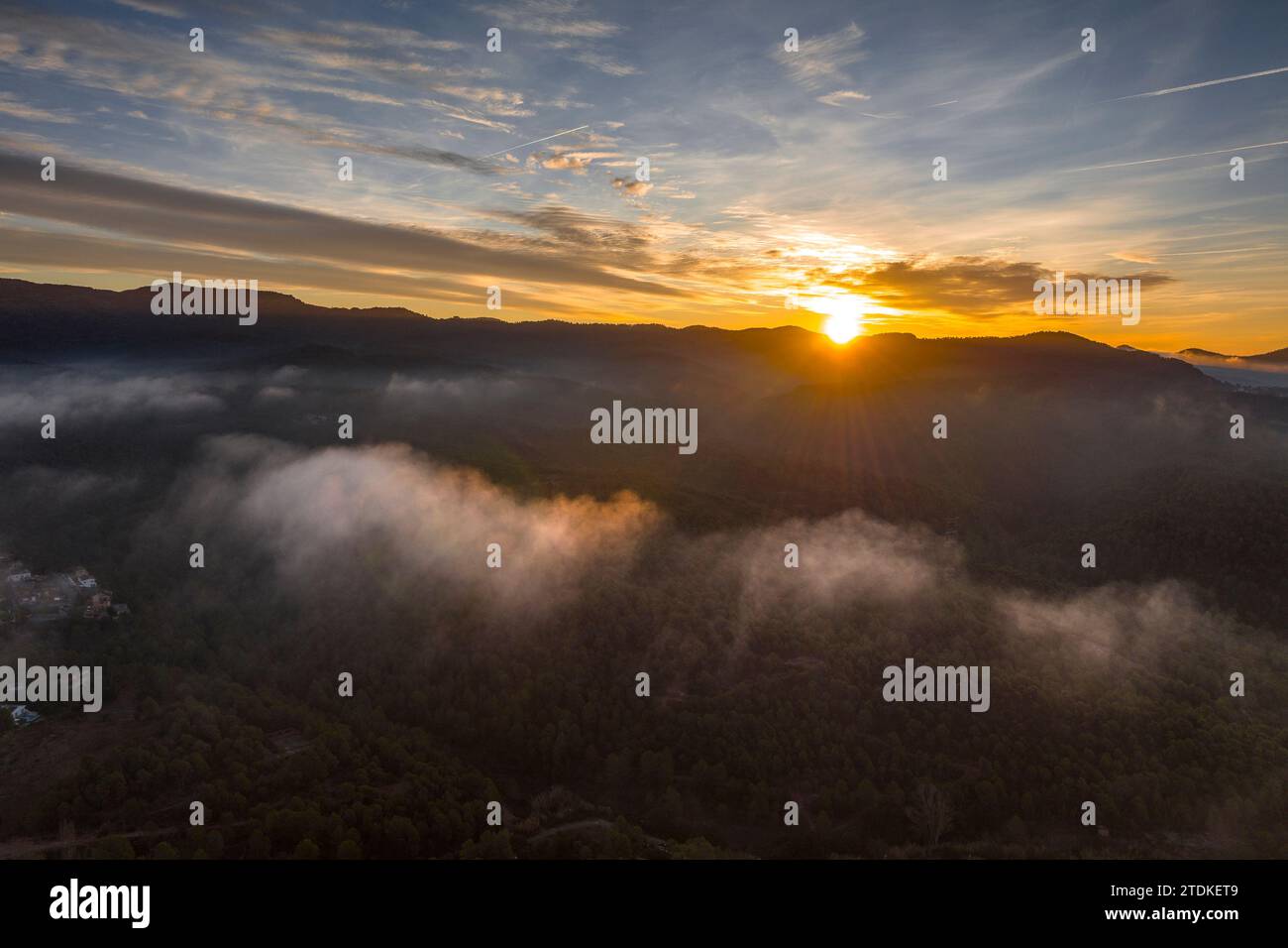 Sonnenaufgang im Naturpark Sant Llorenc del Munt i l'Obac mit rotem Himmel und Nebel. Luftaufnahme (Vallès Occidental, Barcelona, Katalonien, Spanien) Stockfoto