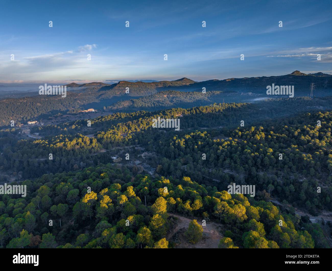 Sonnenaufgang im Naturpark Sant Llorenc del Munt i l'Obac mit rotem Himmel und Nebel. Luftaufnahme (Vallès Occidental, Barcelona, Katalonien, Spanien) Stockfoto