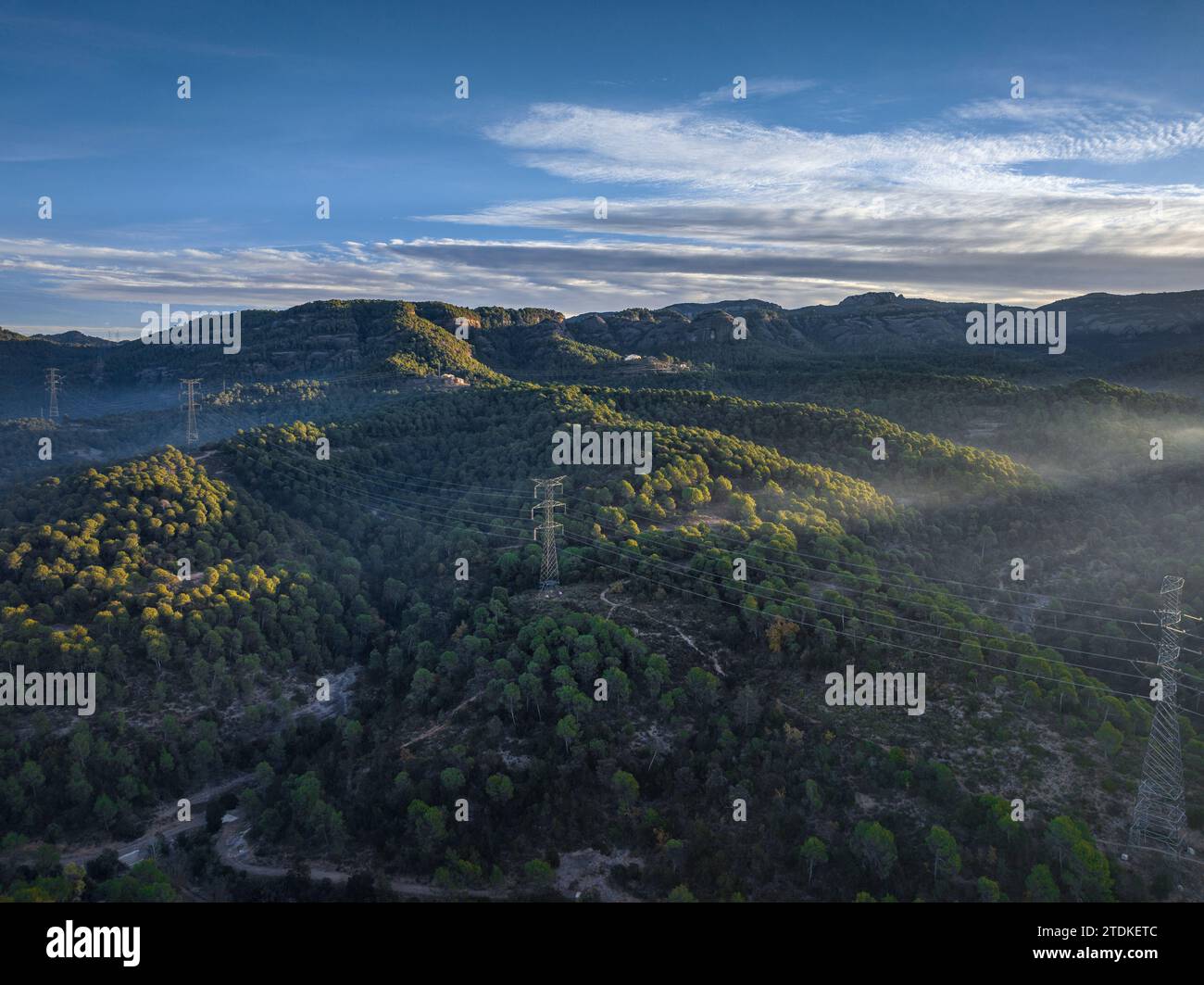 Sonnenaufgang im Naturpark Sant Llorenc del Munt i l'Obac mit rotem Himmel und Nebel. Luftaufnahme (Vallès Occidental, Barcelona, Katalonien, Spanien) Stockfoto