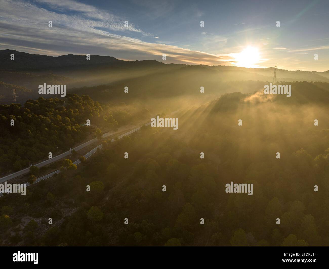 Sonnenaufgang im Naturpark Sant Llorenc del Munt i l'Obac mit rotem Himmel und Nebel. Luftaufnahme (Vallès Occidental, Barcelona, Katalonien, Spanien) Stockfoto