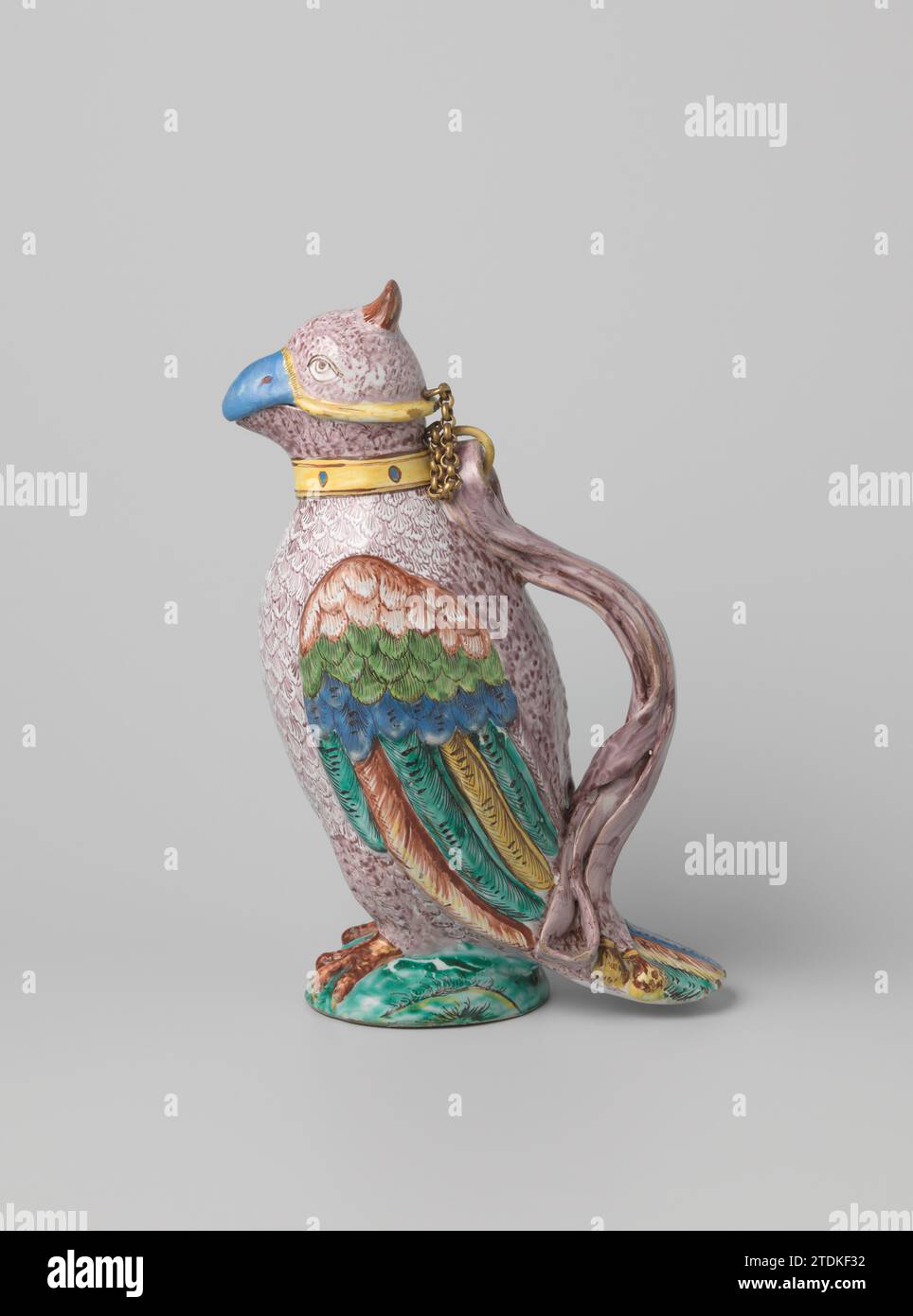 Pass in Form eines Kakaos, anonym, ca. 1750 - ca. 1765 Gießen Sie Krug in Form eines Kakaos mit dem Kopf als Deckel, verbunden durch eine Kette. Markierung 4 in Mangan. Holitsch Wasserkocher: Messing (Legierung) Gießkanne in Form eines Kakadus mit dem Kopf als Deckel, verbunden durch eine Kette. Markierung 4 in Mangan. Holitsch Kettling: Messing (Legierung) Stockfoto