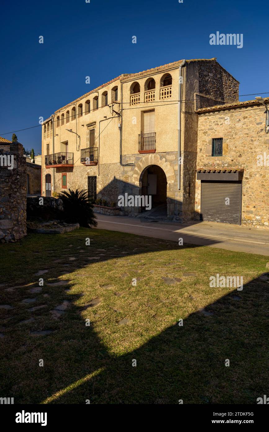 Vilacolum Dorf an einem (Alt Empordà, Girona, Katalonien