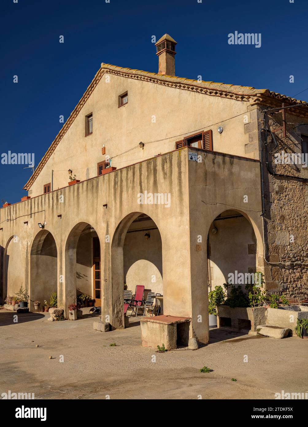 Vilacolum Dorf an einem (Alt Empordà, Girona, Katalonien
