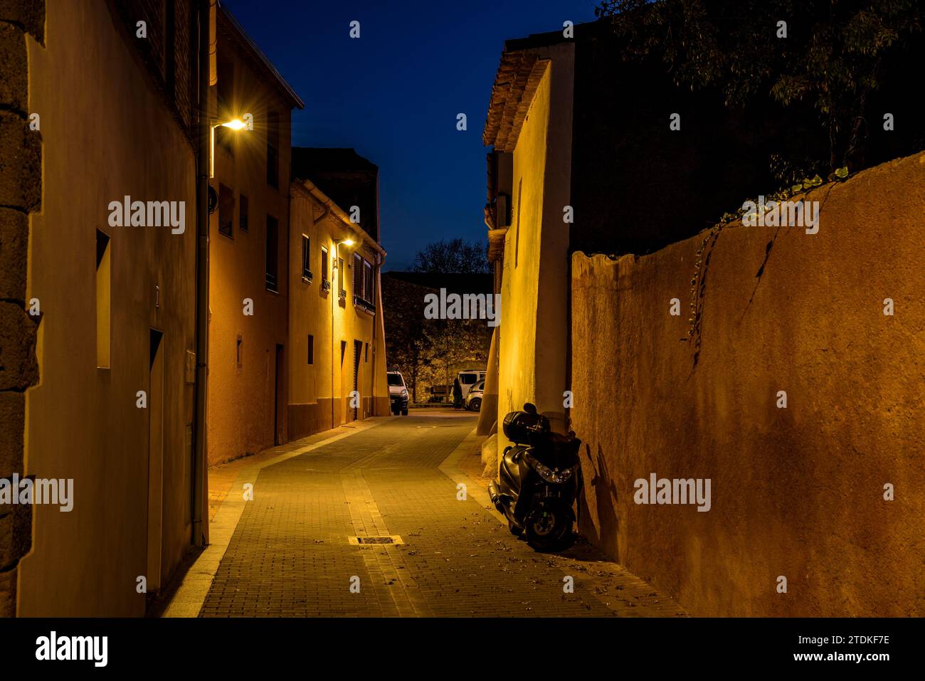 Vilamalla Dorf in einer blauen Stunde und Herbstnacht (Alt Empordà, Girona, Katalonien, Spanien) ESP: Pueblo de Vilamalla en una hora azul y noche de otoño Stockfoto