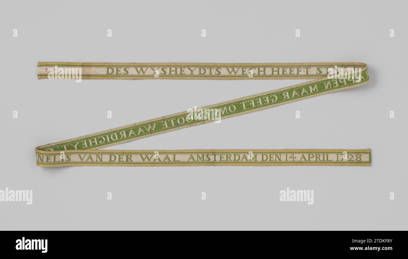 Dissertationsband aus grüner Seide mit Silber- und Goldbroschüre; mit Inschrift, anonym, 1728 Dissertationsband aus grüner Seide mit Silber- und Goldbrauen. Inschrift: Des Wysheydts Wech hat Stiltreppen. Aber gibt unserem großartigen WaARDIGHEYT Cornelis van der Waal Amsterdam 14. April 1728. Niederlande (möglicherweise) Geheel: Seide. Silbergewinde. Dissertationsband aus grüner Seide mit Silber- und Goldbrauen. Inschrift: Des Wysheydts Wech hat Stiltreppen. Aber gibt unserem großartigen WaARDIGHEYT Cornelis van der Waal Amsterdam 14. April 1728. Niederlande (möglicherweise) Geheel: Seide. Silbergewinde. Stockfoto