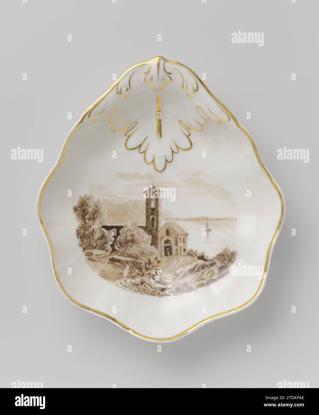 Schüssel mit Landschaft, anonym, A. T. Vaillant, ca. 1850 - ca. 1860 Blattförmige Schüssel aus Porzellan, bemalt auf der Glasur in Sepia und Gold. Auf der schmalen Seite ein modelliertes Blatt, das mit Gold angedreht wurde. Auf der Ebene eine Wasserlandschaft mit Kirche, Boot, Bäumen und Bergen. Goldener Rand. Auf der Unterseite mit V [?] gekennzeichnet. Porzellan Europa. Glasur. Gold (Metall) Malerei / Vergoldung / Vitrifikation Blattförmige Porzellanschale, bemalt auf der Glasur in Sepia und Gold. Auf der schmalen Seite ein modelliertes Blatt, das mit Gold angedreht wurde. Auf der Ebene eine Wasserlandschaft mit Kirche, Boot, Bäumen und Bergen. Goldener Rand Stockfoto