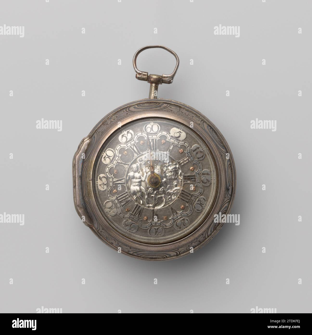 Silberne Uhr, in einem angetriebenen silbernen Schrank, Samson (Uhr), ca. 1740 - ca. 1760 Silberuhr (A), in einem angetriebenen silbernen Schrank (B). Das granulierte Zifferblatt ist mit Reliefbildern ausgestattet, auf denen die Stunden in römischen Figuren eingraviert sind und die durch silberne Bögen zwischen denen Bilder mit den Minutenfiguren verbunden sind. In der Mitte des Zifferblatts ist ein Ajour ein Kind, Ränge und eine Maske. Auf der Platine markierte 18120, Samson London. Silberner Uhrenschrank mit einer getriebenen und zitierten Szene, die links einen Mann und ein Kind für einen römischen Altar darstellt; Ein stehender Mann mit einem Stab, hinter dem zwei Frauen stehen Stockfoto