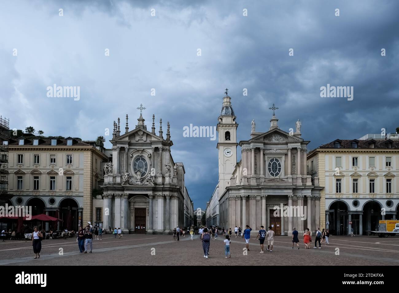 Blick auf die paarweise Kirchen Santa Cristina und San Carlo auf der Piazza San Carlo, römisch-katholische Kirchen im Barockstil und berühmte Wahrzeichen von Turin Stockfoto
