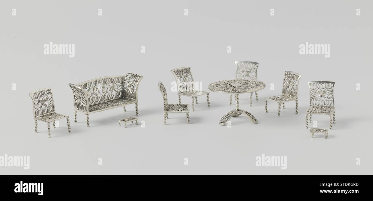 Zitameublement, anonym, ca. 1700 - ca. 1799 Filigrein Sofa auf vier gedrehten Beinen. Die Rückenlehne ist gerade, und die Seitengeländer sind ausgebeugt. Die Bank ist gekennzeichnet: Zwijnskop. Die Bank ist Teil eines Umbaus, bestehend aus: 1 Tisch (BK-NM-11177-88), 2 Fußbänken (BK-NM-11177-90 und BK-NM-11177-91) und 6 Sitzen (BK-NM-11177-92 bis BK-NM-11177-97). Niederlande (möglicherweise) Silber (Metall) filigranes Filigrein Sofa auf vier gedrehten Beinen. Die Rückenlehne ist gerade, und die Seitengeländer sind ausgebeugt. Die Bank ist gekennzeichnet: Zwijnskop. Die Bank ist Teil einer Umsiedlung bestehend aus: 1 Tisch (BK-NM-11177-88), 2 foo Stockfoto