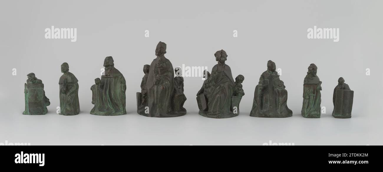 17 Schachfiguren im mittelalterlichen Stil: Ein König, eine Dame, zwei Läufer, zwei Pferde, zwei Türme, und neun Bauern, Saar de Swart, 1923–1925 Bildhauer: Capricaster: Neapels Bronze (Metall). Patina: Kupferoxid-Gießplastiker: Capricaster: Neapels Bronze (Metall). Patina: Kupferoxidguss Stockfoto
