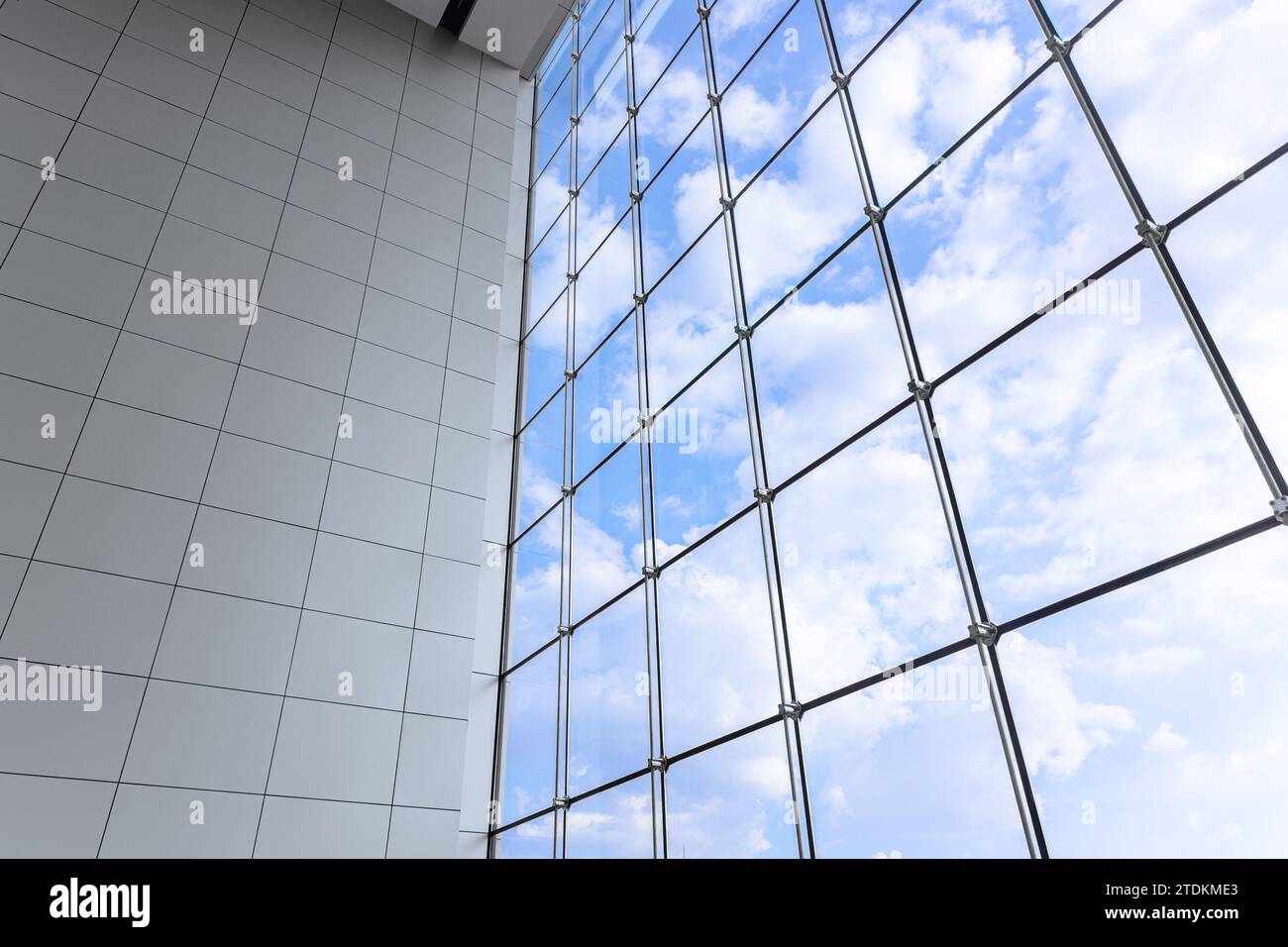 Große Fenster blauer Himmel des modernen Geschäftsbüros in der Metropole. Innenraum Shopping Mall Glasrahmen Fenster sparen Energie Beleuchtung Design. Stockfoto