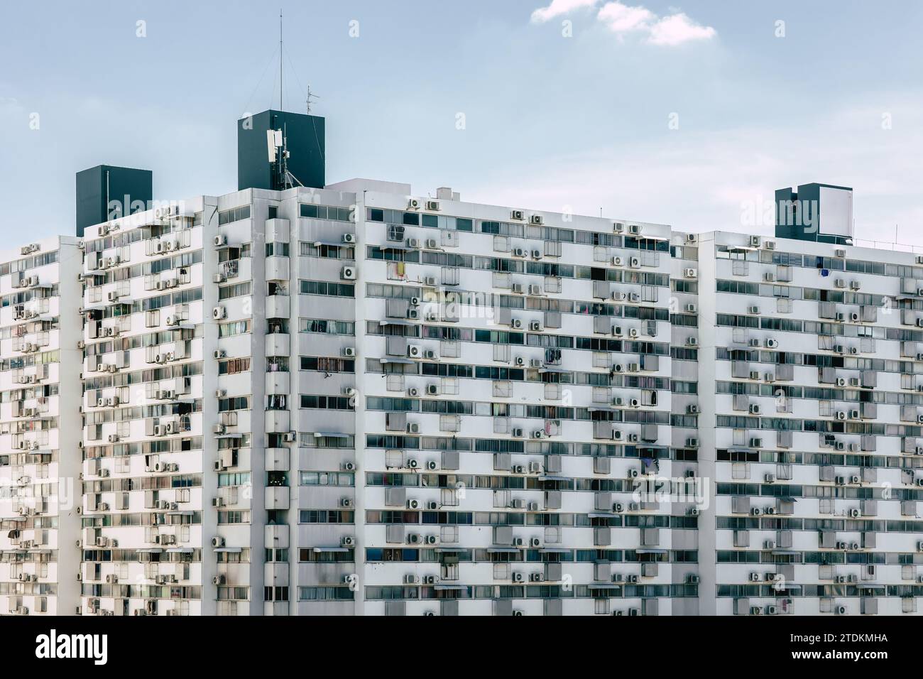 Überfüllter Apartmentturm in der modernen Innenstadt Metro arme Leute wohnen in einem Wohnstil mit hoher Dichte. Stockfoto