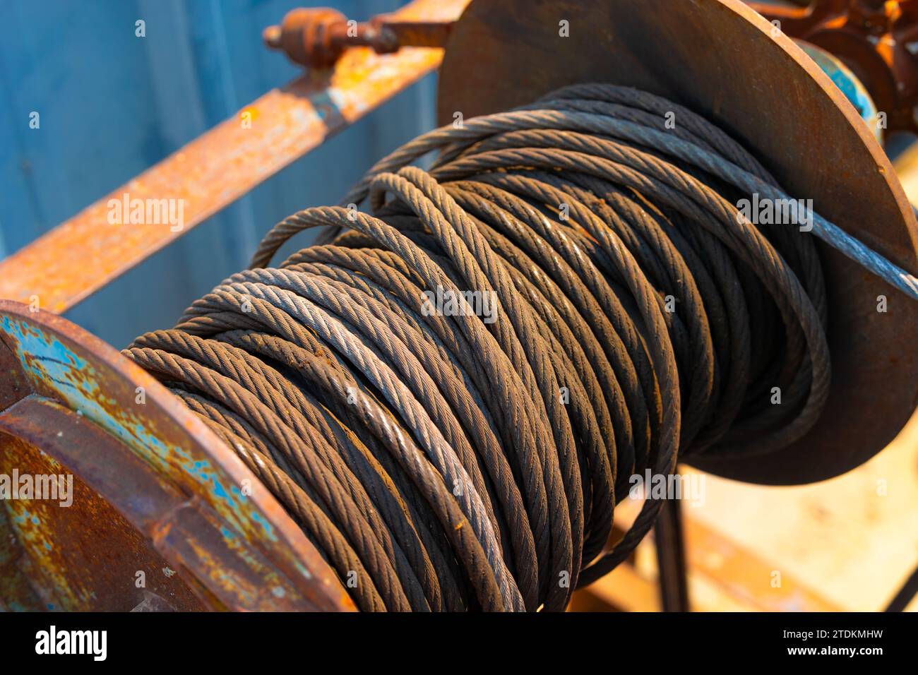 Rost altes Industriestahlleitung verwendet alter, geschliffener, verwitterter Stahldraht oder Stahlseil, Seilschlinge Trommel. Stockfoto