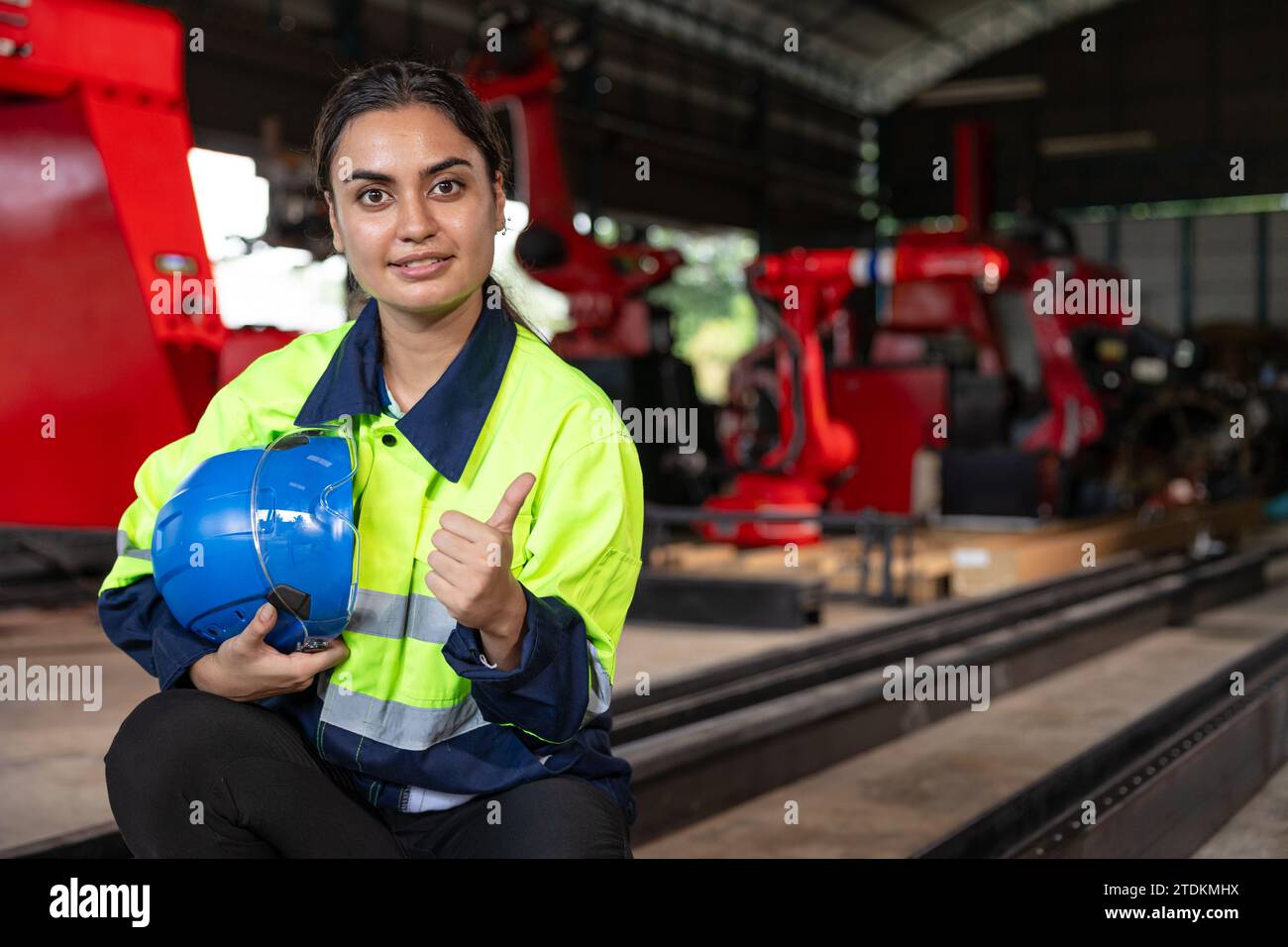 Porträt intelligente indische Dame Ingenieur Frau Supervisor Arbeiter tragen reflektierende Sicherheitsanzüge Arbeit in Roboter-Metallmaschinenfabrik Stockfoto