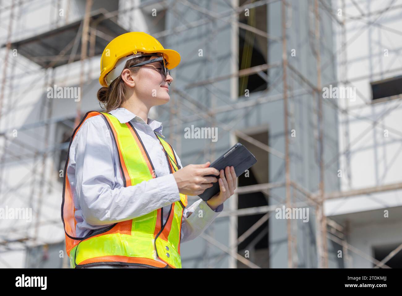 Arbeitende Frauen Intelligente Bauingenieurin kaukasische Architektin sucht nach Bauprojekten. Stockfoto
