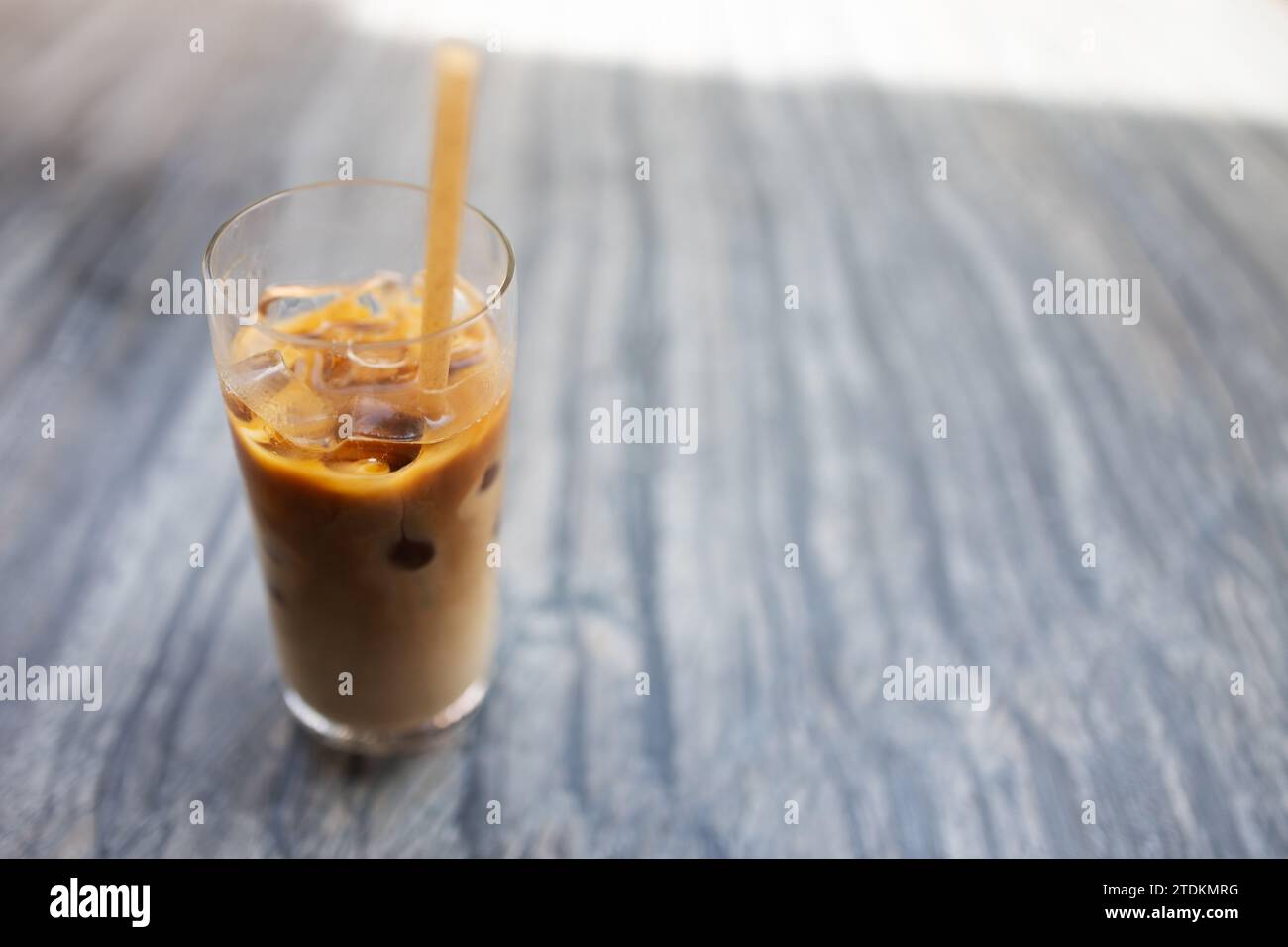 Eiskaffee Milchkaffee mit Eis auf einem kühlen, frischen süßen Getränk in der Sommersaison Stockfoto