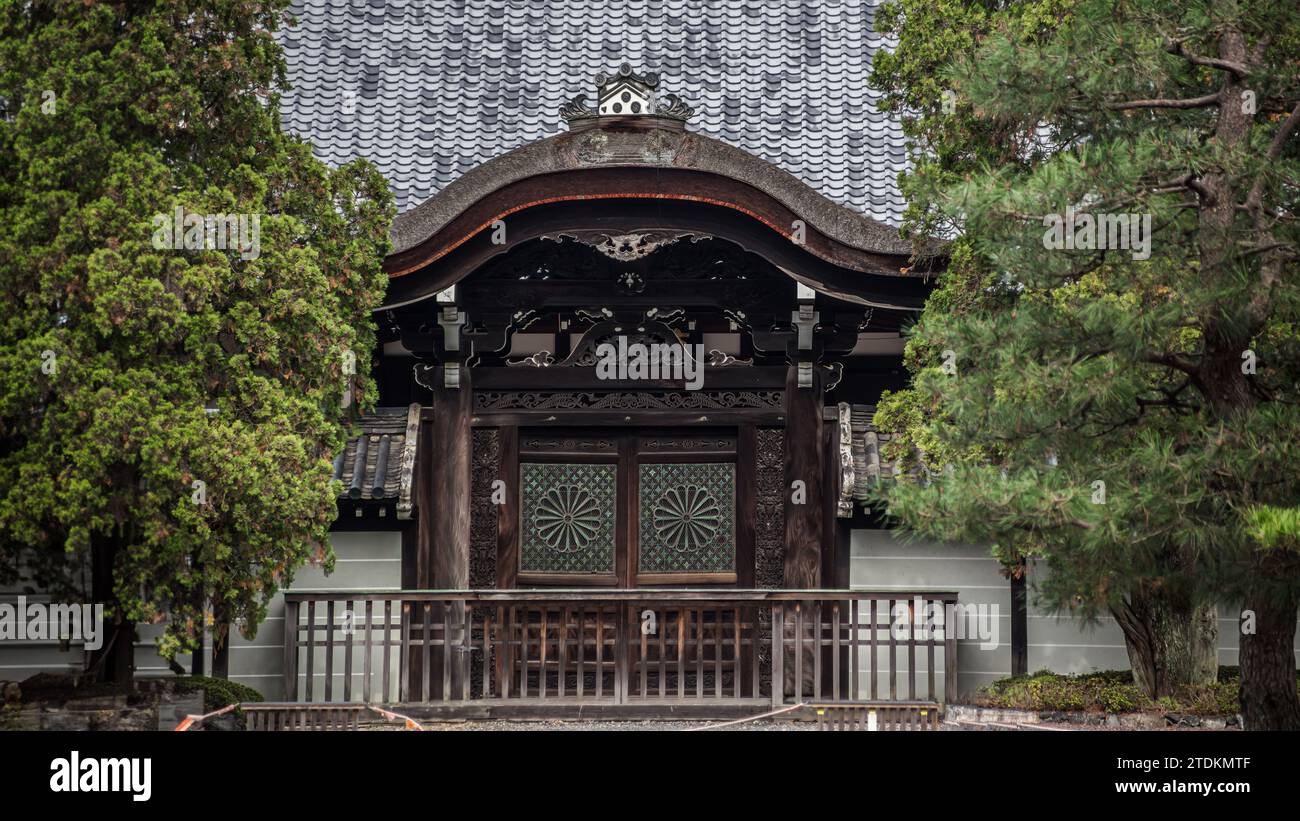 Prächtige antike Holzarchitektur des japanischen Tempelschreins in Kyoto Stockfoto