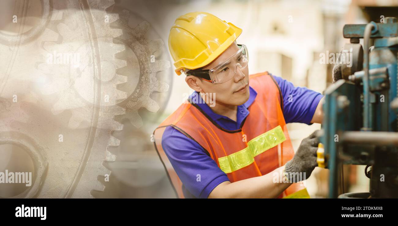 Professioneller Industrieingenieurarbeiter, der mit Fähigkeiten und Qualität arbeitet. Service Wartung Metallmaschinentechniker, Maschinenbediener in Faktor Stockfoto