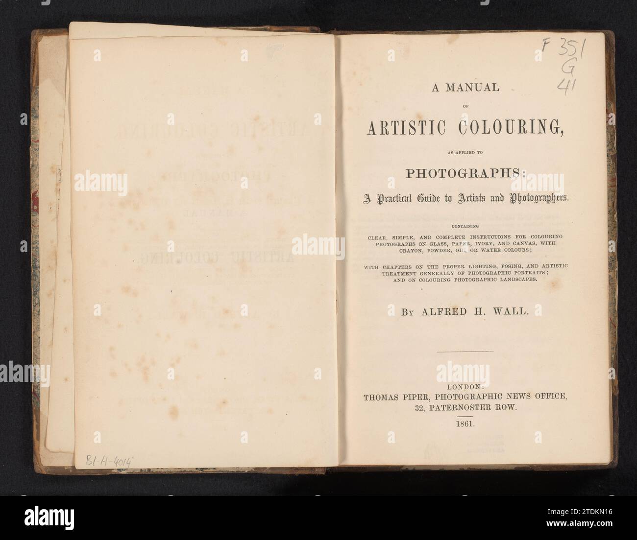 Ein Handbuch der künstlerischen Färbung, wie sie auf Fotografien angewendet wird : ein praktischer Leitfaden für Künstler und Fotografen, Alfred H. Wall, 1861 London Paper. Pappe. Textilmaterialien Buchdruck / Marmor-Papier London-Papier. Pappe. Textilmaterialien Buchdruck/Marmoriertes Papier Stockfoto