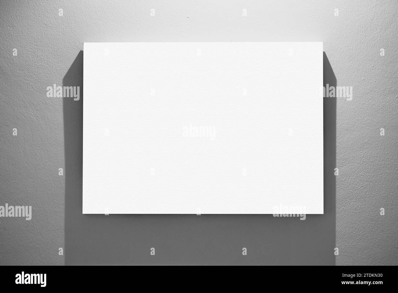 Leeres Gemälde Leinwand hängendes Display auf Galeriewand mit hellem Schatten weißen Kopierraum für Werbung Grafik Element Hintergrund Stockfoto