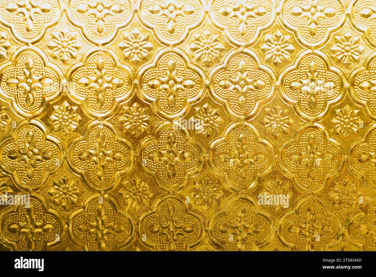 Schöne goldene gelbe Glasdekoration mit asiatischem Stil geprägtem Texturmuster für traditionellen Vintage Tempelarchitektur Hintergrund Stockfoto