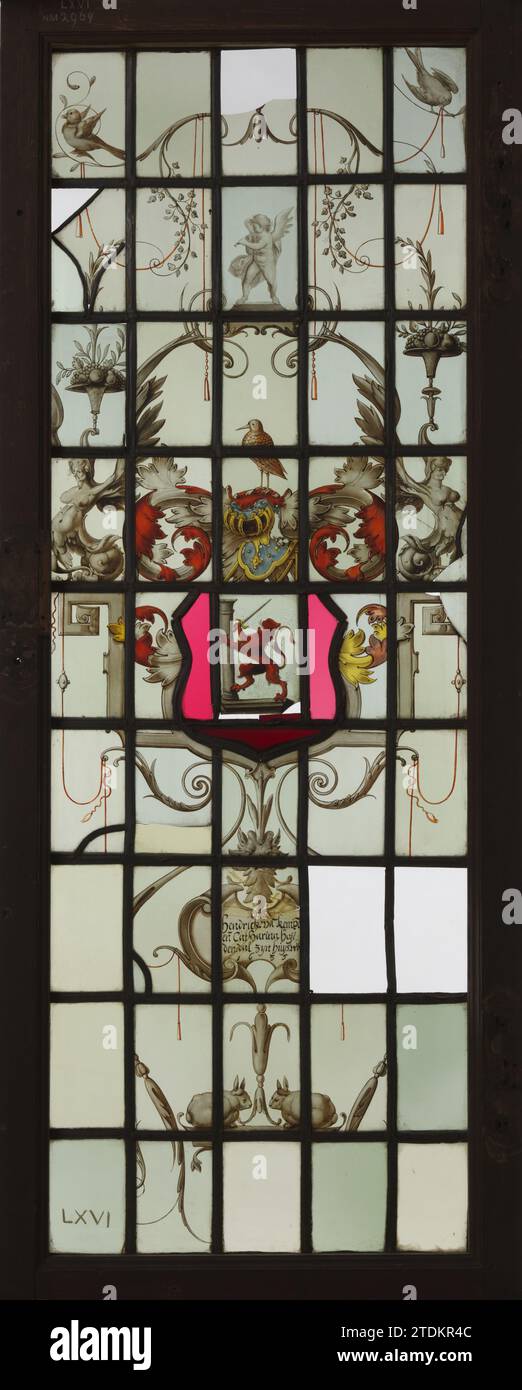 Fenster mit Waffe und Unterschrift 'Hendrick van Kempe und Catharina Heyendal sind Huysvrou 1635', Anonym, 1635 hohes, schmales Fenster mit der Waffe von Hendrick van Kempe und Catharina Heyendal sind Huysvrou. 1635. Ringal ist in einem alten Holzfenster ohne Scharniere und Schlösser. Hinweis: Gehört zu Inv. Nr. BK-NM-2963. Glas. Blei (Metall). Hohes, schmales Fenster mit der Waffe von Hendrick van Kempe und Catharina Heyendal sind Huysvrou. 1635. Ringal ist in einem alten Holzfenster ohne Scharniere und Schlösser. Hinweis: Gehört zu Inv. Nr. BK-NM-2963. Glas. Blei (Metall). Stockfoto