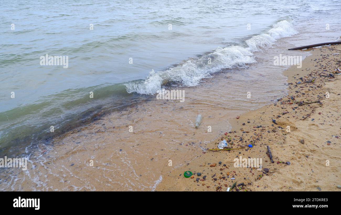 Nahaufnahme, natürlicher Blick auf kleine Meereswellen an der Küste von Tanjung Kalian, Indonesien Stockfoto