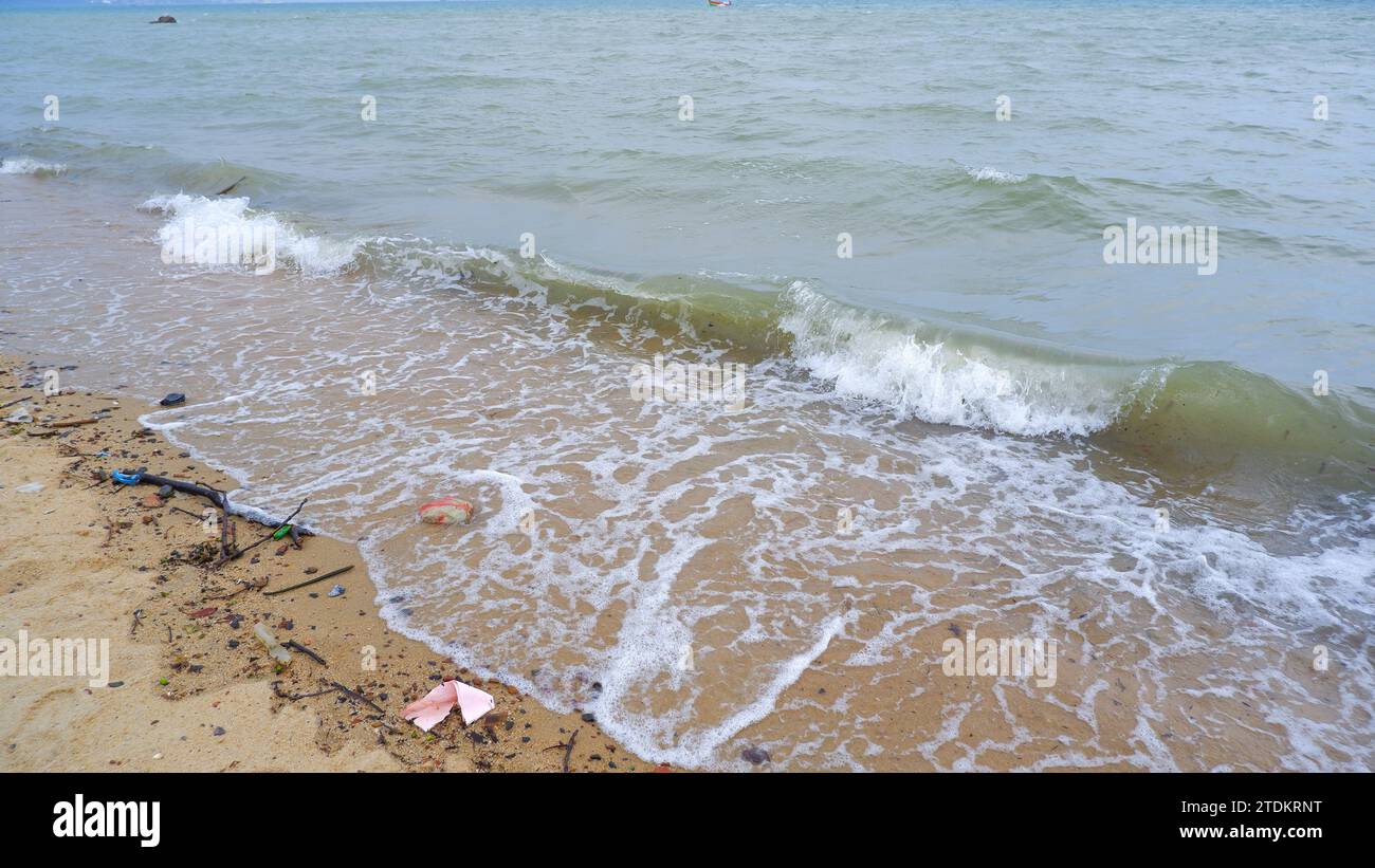 Gezeitenwellen An Der Küste Von Tanjung Kalian, Indonesien Stockfoto