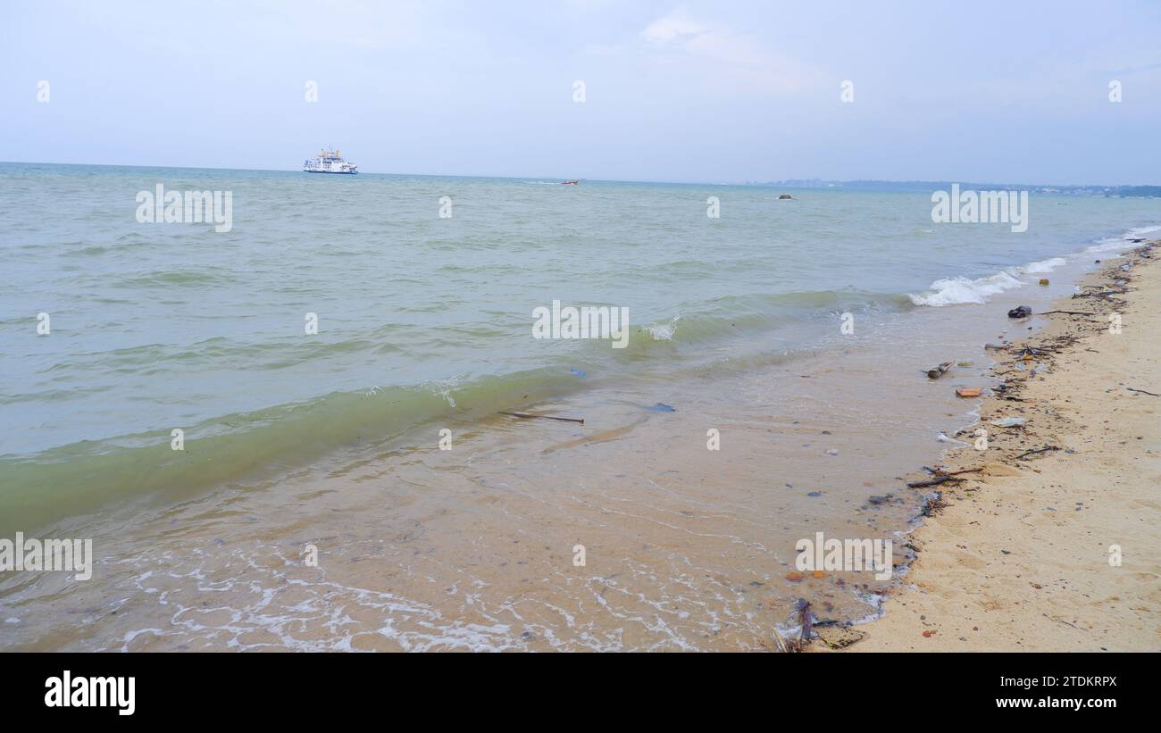 Natürlicher Blick Auf Die Atmosphäre Von Tanjung Beach Mit Ruhigen Meereswellen Während Des Tages Stockfoto